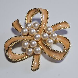 Vintage Gold Tone Peach Enamel & Faux Pearl Ribbon Pin Brooch Swirl